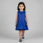 Robe satinée bleue à dentelle