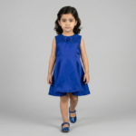 Robe satinée bleue à dentelle