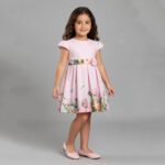 Robe rose à fleurs et manches volantées